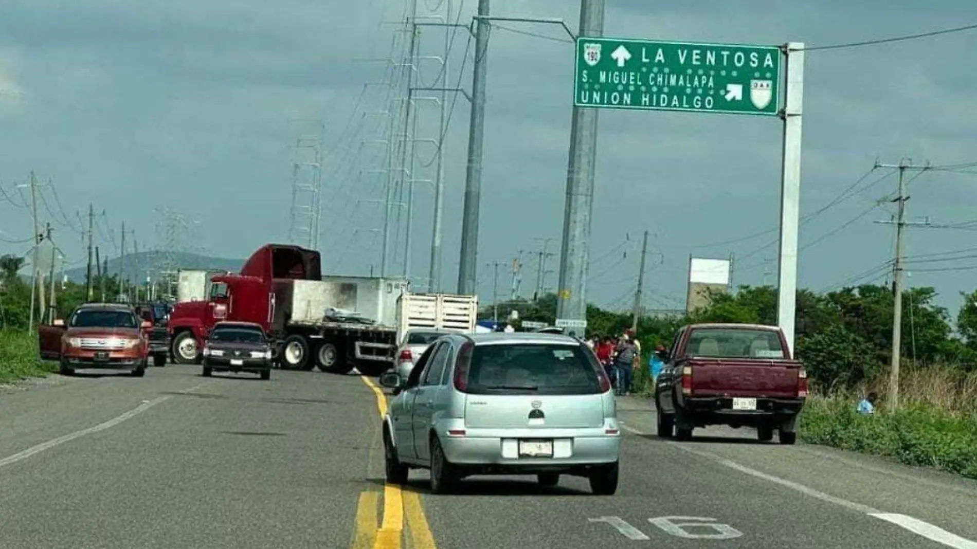 Campesinos de Chimalapa bloquean la carretera transístmica